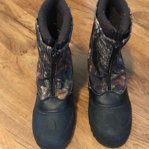 Boys snow boots with insulated feet!!